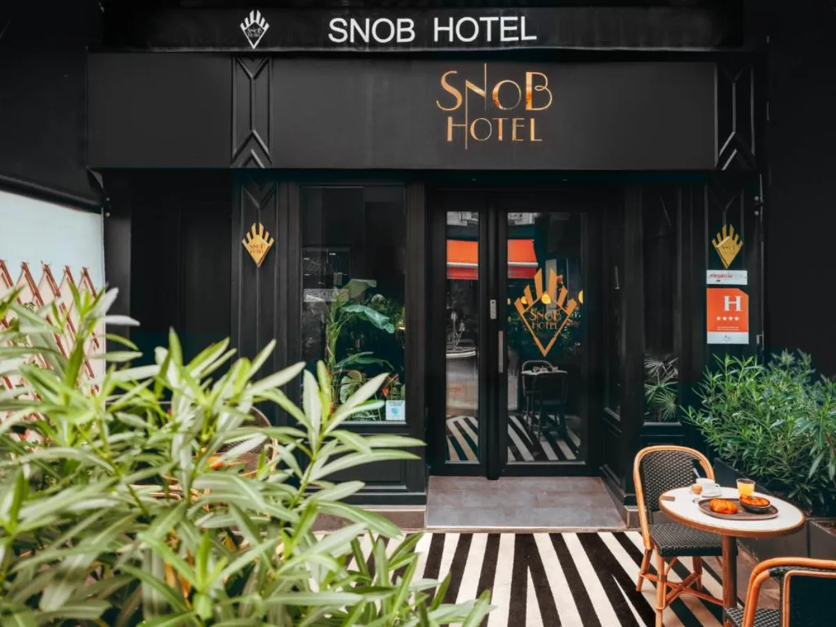Snob Hotel - Main entrance